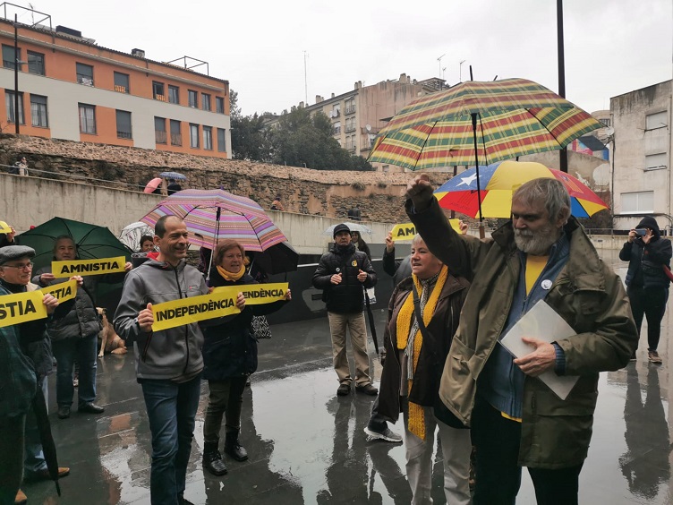 Oriol Junqueras' father, Artur, outside Manresa court on January 10, 2020 (by @Esquerra_ERC)